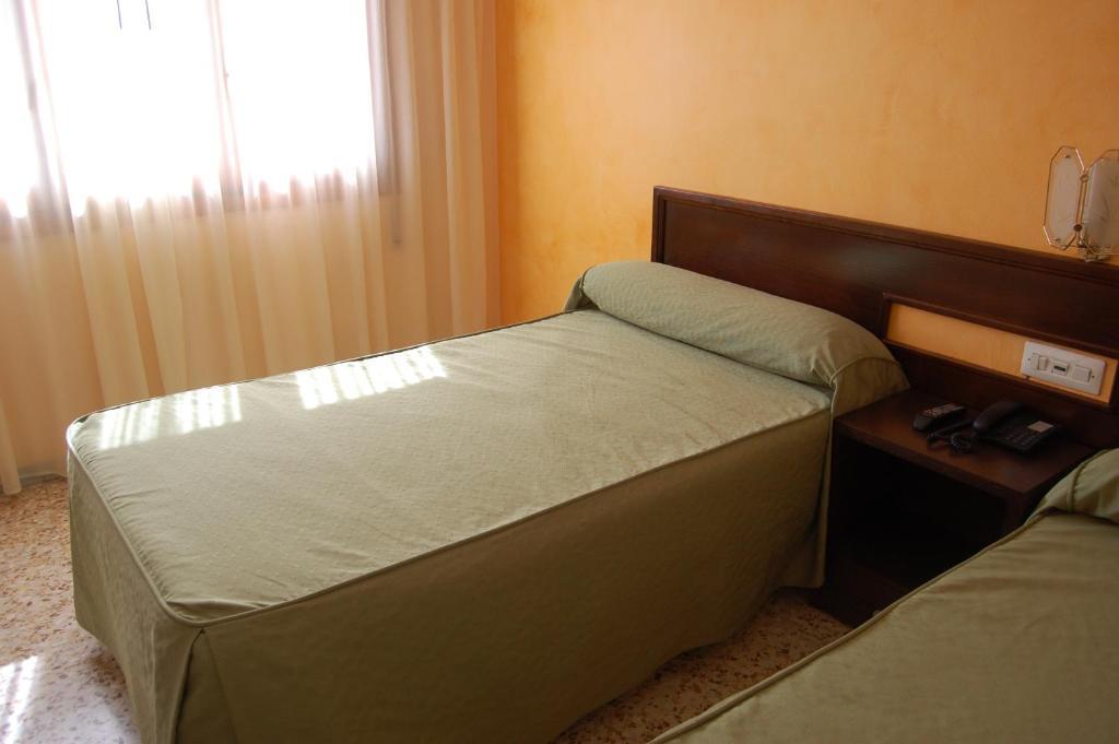 Hotel Balfagon Calanda Kamer foto