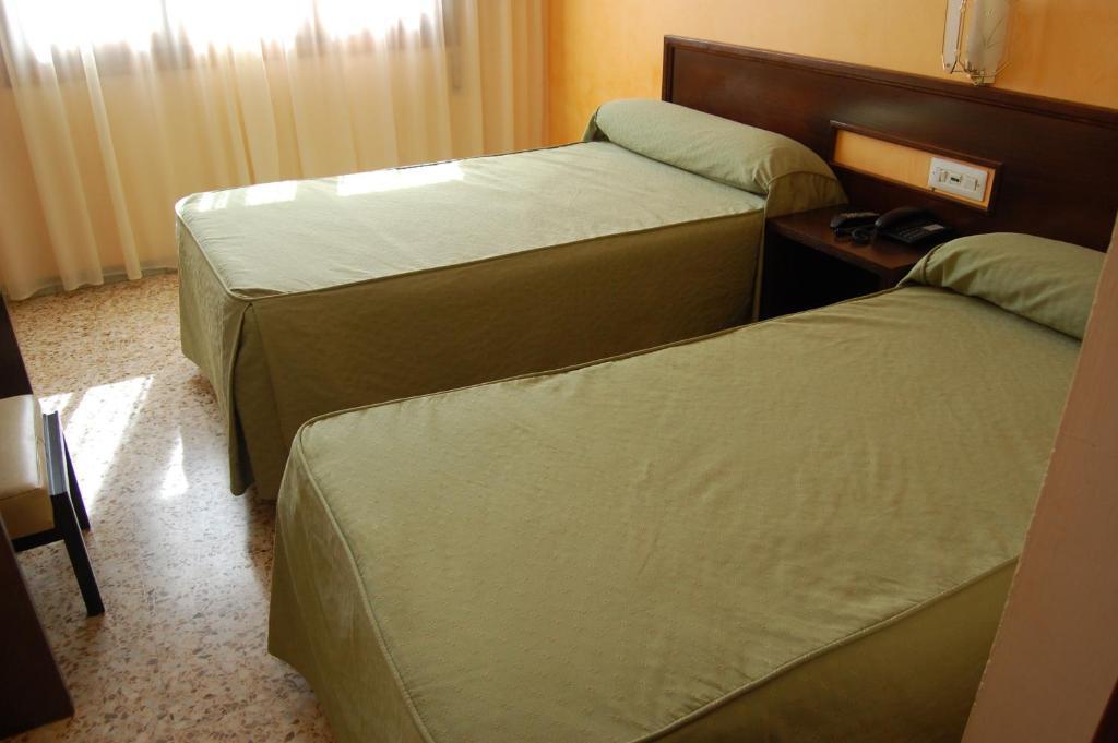 Hotel Balfagon Calanda Kamer foto